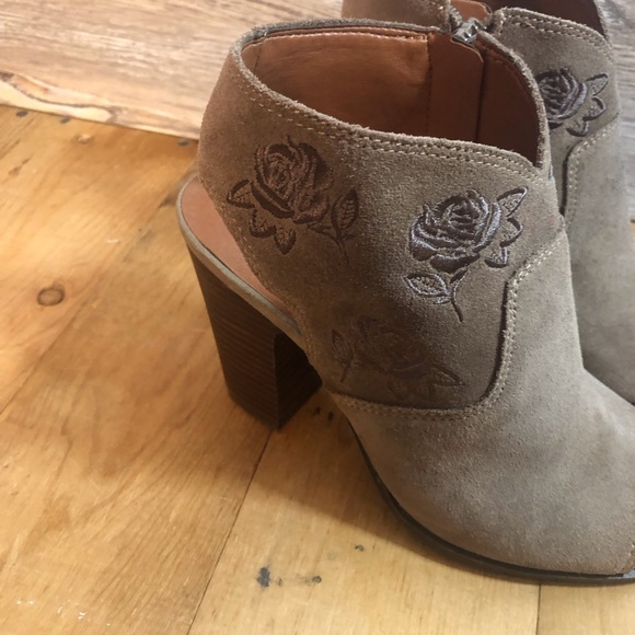 Women’s Lucky Brand Booties “Listana” Suede Embroidered Peep Toe SZ 8M EU 38 - Picture 7 of 11